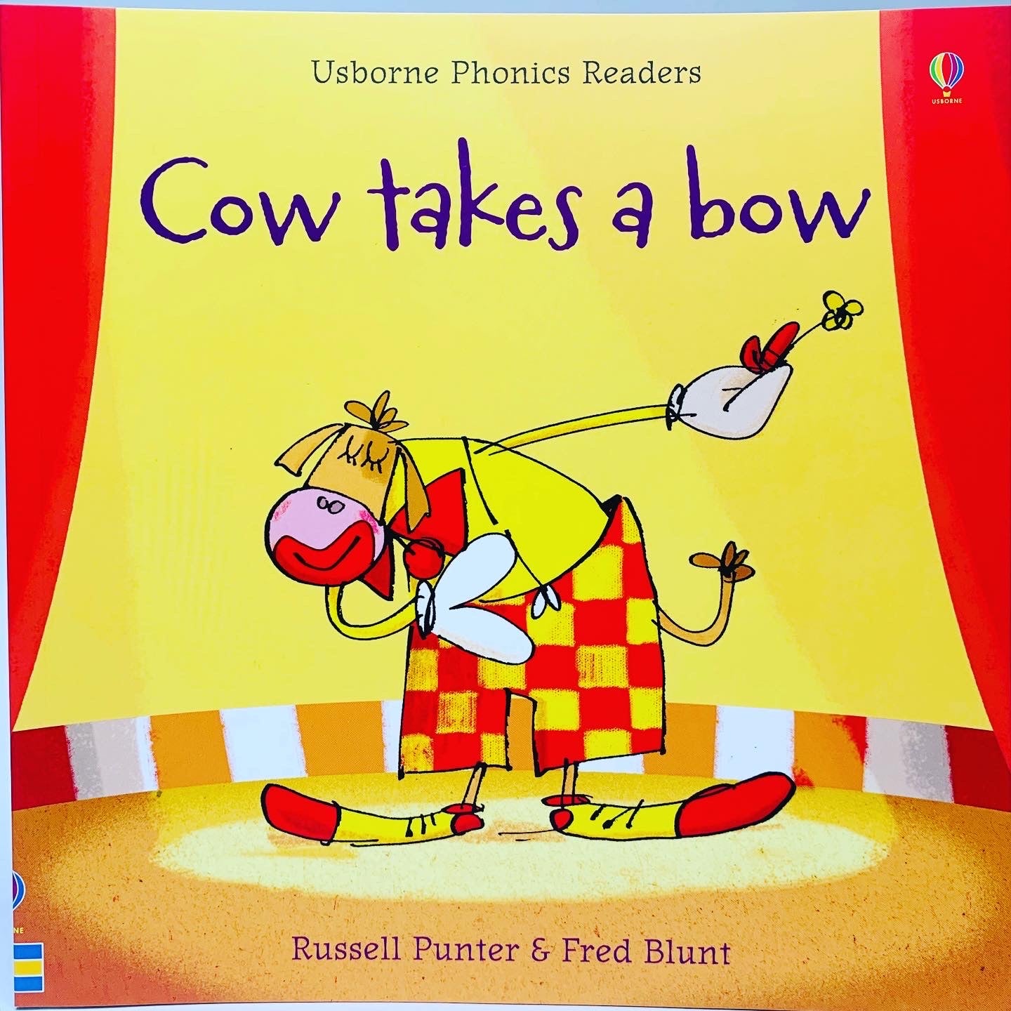 Usborne Phonics Readers: Cow Takes a Bow