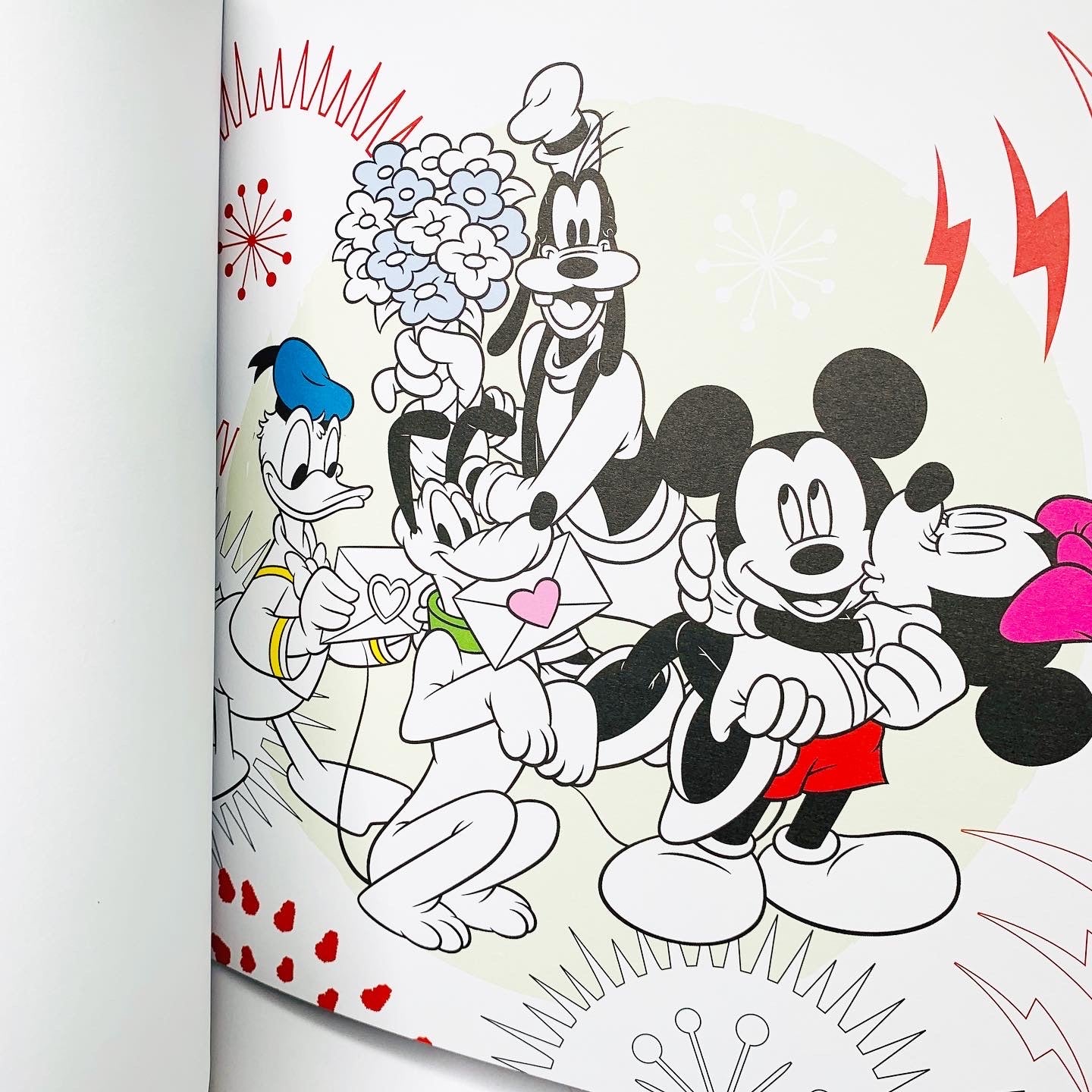 Mickey Mouse: A Deluxe Colouring Book