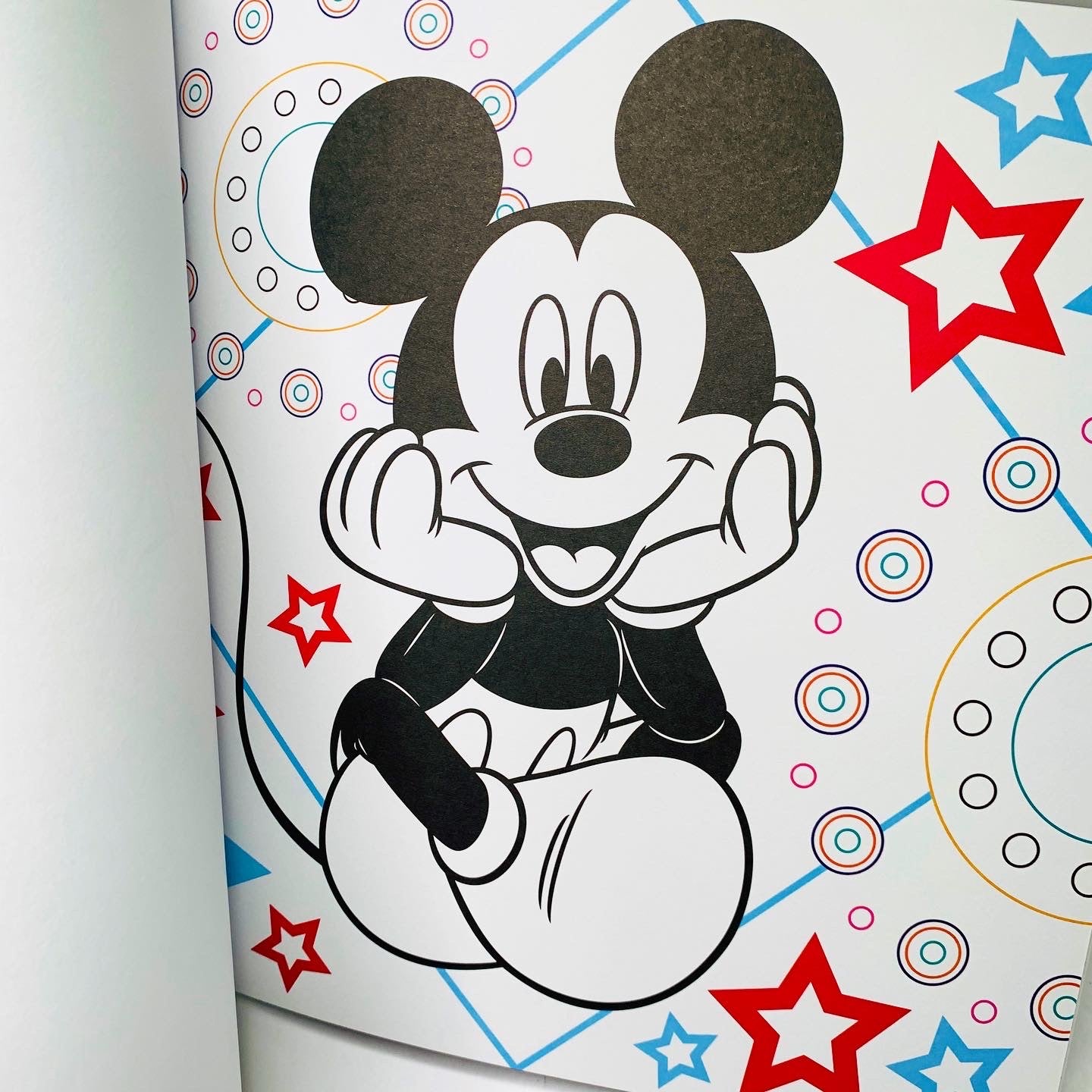 Mickey Mouse: A Deluxe Colouring Book