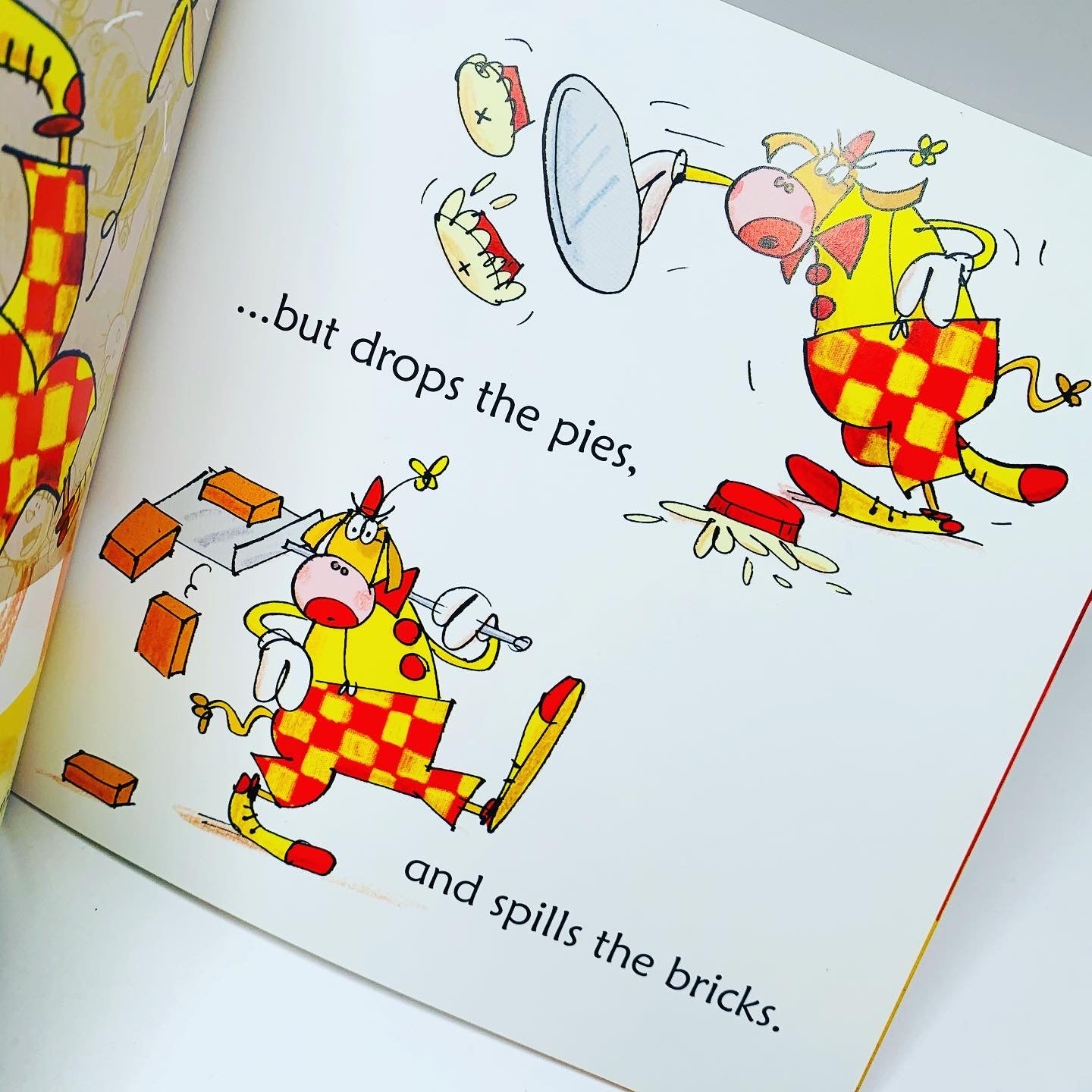 Usborne Phonics Readers: Cow Takes a Bow