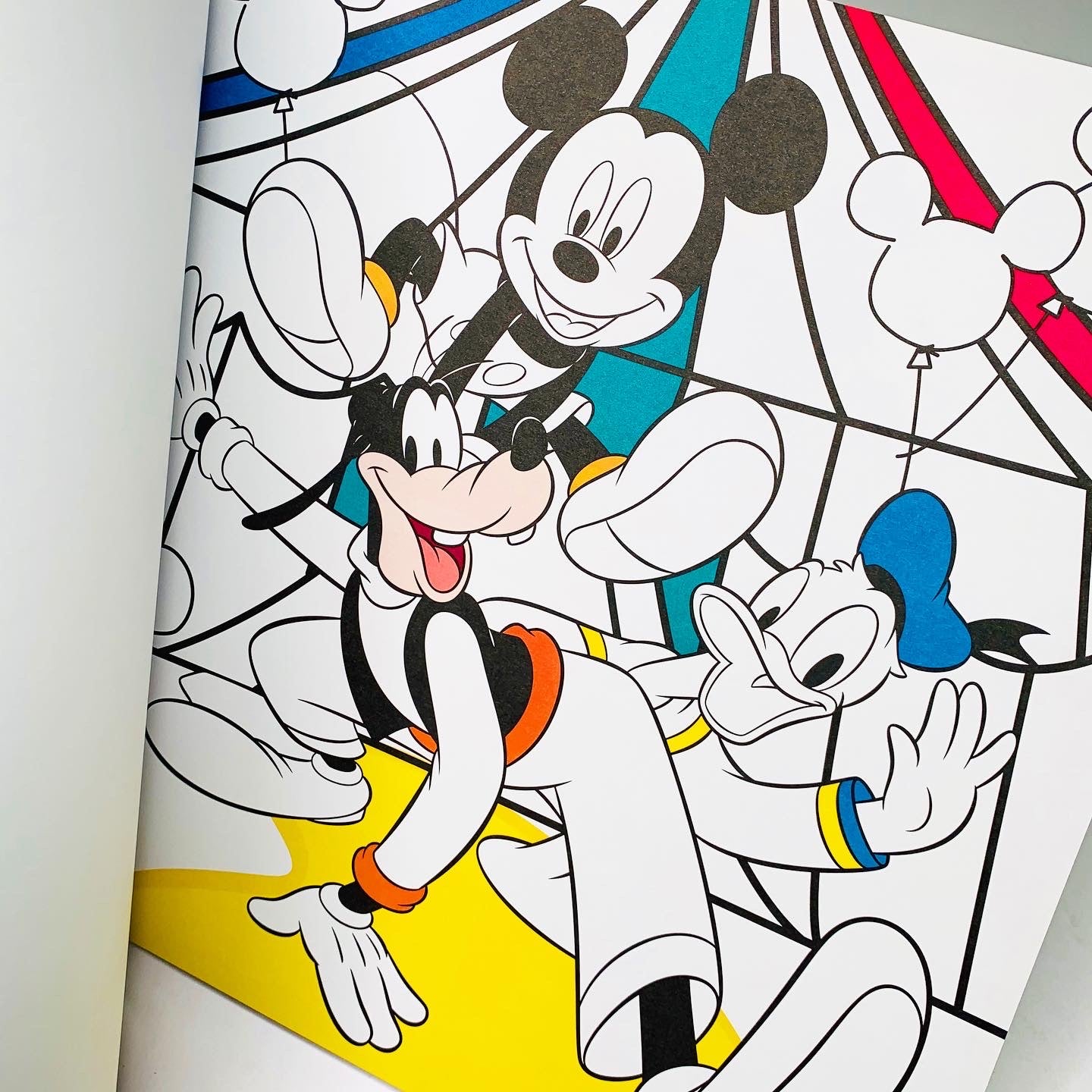 Mickey Mouse: A Deluxe Colouring Book